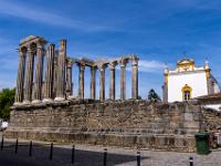 Römischer Tempel in Évora und Igreja de São João Evangelista dahinter
